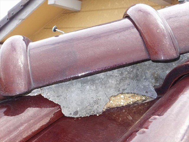 漆喰がはがれて土台が見えている